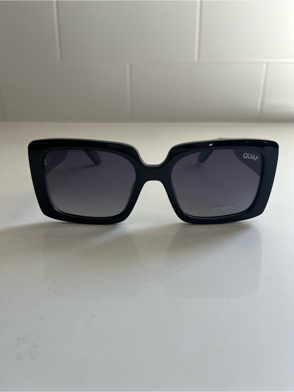 NWT! QUAY Total Vibe Mini Square Sunglasses Black Frame / Smoke Polarized Lens